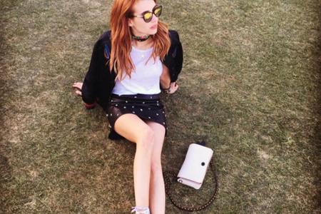 Emma Roberts (25) mag es auf Festivals eher rockig und hat für das Coachella ihre roten Chucks aus dem Schrank geholt.