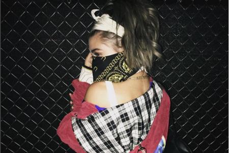 Auf Instagram präsentierte sich Hailey Baldwin unter anderem in diesem Outfit.