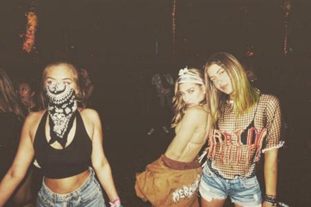 Zusammen mit ihren Freundinnen feiert Hailey Baldwin auf dem Coachella bis in die Nacht hinein.
