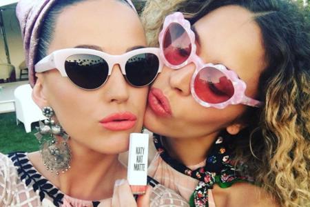 Katy Perry feiert auf dem Coachella mit vielen rosa Accessoires und ihrer eigenen Lippenstift-Kollektion.
