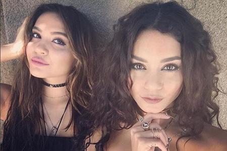Zum Standard ihres Festival-Outfits gehören für Vanessa Hudgens ihre wilde Locken-Mähne, viel Schmuck und extravagantes Auge...