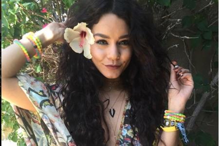 Blumen im Haar und weite Hippie-Klamotten dürfen ebenfalls nicht fehlen.