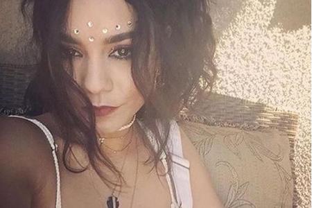 Ein weißer Häkel-Bikini kommt auch bei Vanessa Hudgens zum Einsatz: Sie kombiniert ihn mit einer zart-lila Latzhose und hohe...