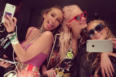 Ein Spiegel-Selfie muss sein: Paris Hilton zusammen mit Poppy Delevingne (29) und Gaïa Matisse, der Ur-Ur-Enkelin des franzö...