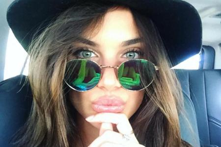 Das portugiesische Model Sara Sampaio (24) hat die Farbe ihrer Sonnenbrillen-Gläser perfekt auf die ihrer Augen abgestimmt.