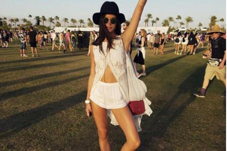 Zu schwarzem Hut und Boots kombiniert Sara Sampaio die Gegenfarbe Weiß: Ein elegantes und trotzdem lässiges Festival-Outfit.