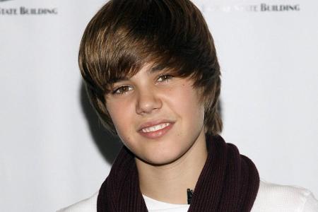 Vor sieben Jahren schaut das noch alles ganz anders aus. Brave Frisur und weiße Weste. So startete Justin Bieber zu Beginn s...