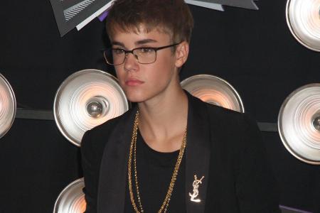Justin Biebers Haare sind zu dieser Zeit deutlich kürzer. Mit der Brille schon ein fast intellektueller Style...