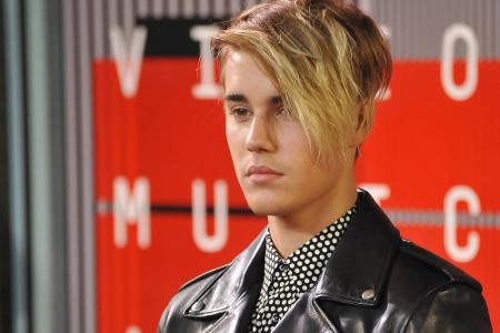 Schon ein Jahr später eine weitere Frisur: Justin Bieber bei den MTV Video Music Awards im August 2015. Seine Haarpracht ist...