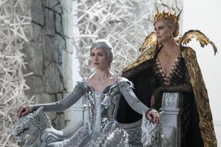 Die Eiskönigin (Emily Blunt) und ihre Schwester, die böse Königin Ravenna (Charlize Theron), wollen das Königreich unterjochen.