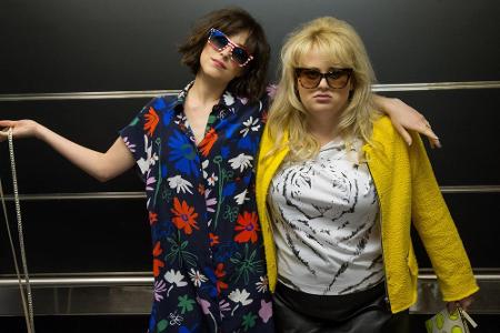 Die Ladys Robin (Rebel Wilson r.) und Meg (Leslie Mann) plagt eine große Frage im Leben: Wie soll man sich als Single verhal...