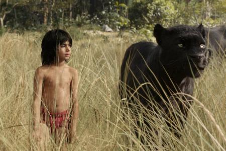 Moglis (Neel Sethi) treuer Begleiter Bagheera (Stimme von Ben Kingsley) in der neuen Verfilmung von 