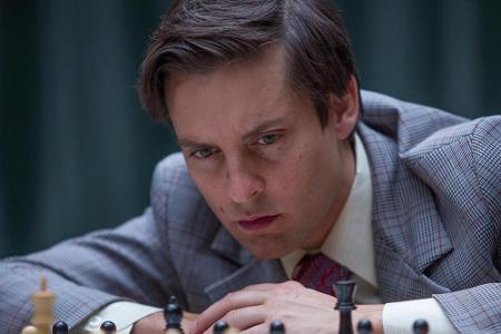 Bei Bobby Fischer (Tobey Maguire) liegen Genie und Wahnsinn nahe beieinander. Für den jüngsten Schach-Großmeister aller Zeit...