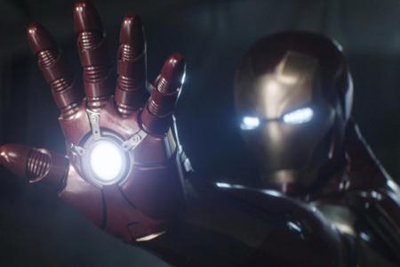 Iron Man alias Tony Stark (Robert Downey Jr.) ist der Meinung, die Vergangenheit habe gezeigt, dass die Avengers von einer s...
