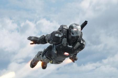 Dagegen verwundert es kaum, dass sich auch Starks Kumpel James Rhodes (Don Cheadle) samt seines 