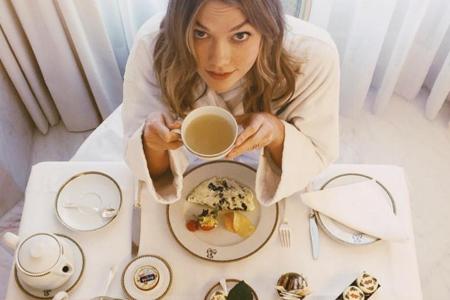 Early Bird Karlie Kloss (23) startet den Modeltag mit einem gemütlichen Brunch im Hotel. Karlie genießt eine Tasse grünen Te...