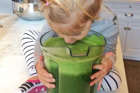 Wer nippt den hier heimlich am Super-Smoothie? Die niedliche Vivian Lake Brady (3) scheint nicht genug von dem gesunden, grü...