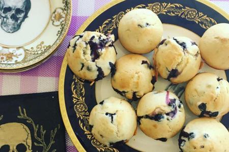 Kelly Osbourne (31) bereitet schon am frühen Morgen verlockende Blaubeer-Muffins zu. Im Kommentar verrät sie jedoch kleinlau...