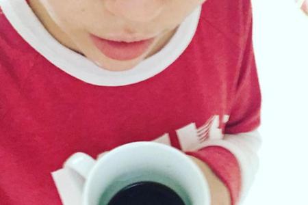 Miley Cyrus (23) lebt vegan und kocht gerne bunte Gemüsegerichte. Am Morgen scheint sie sich aber auf schwarzen Kaffee zu be...