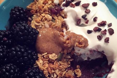 Der Mix macht's: Model Toni Garrn (23) gönnt sich zum Frühstück einen Teller puren Genuss. Hier trifft Kokos-Joghurt auf knu...