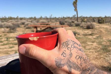 Breakfast like Beckham: So cool frühstückt nur Ex-Fußballstar David (40). Blauer Himmel, Prärie und eine Tasse Kaffee in der...