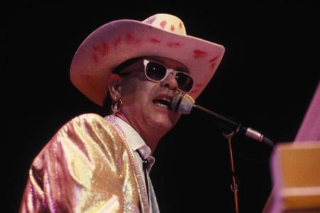 Legendär sind vor allem Elton Johns schrille Bühnen-Kostüme der 70er und 80er. Egal ob als glitzernder Cowboy...
