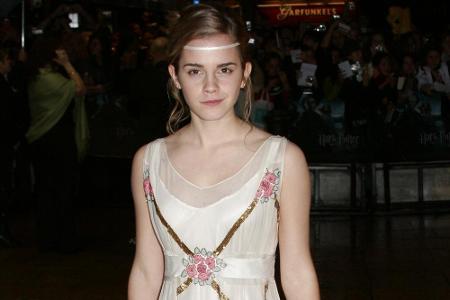 Bei der Premiere 2004 ist sie 14 und auch ihr Look ist ein Mix zwischen Mädchen und junger Frau: Weißes Kleid im Empire-Stil...