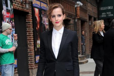 Zur Talkshow von David Letterman kommt Emma Watson 2014 in einem schwarzen Hosenanzug mit weißer Bluse und knallrotem Lippen...