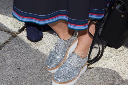 Den Eye-Catcher-Effekt erfüllen auch diese Treter. Egal ob Pumps, Stiefeletten oder Sneaker - jetzt darf alles glitzern! Um ...