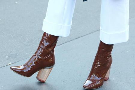 Auch im Frühjahr kann es manchmal kälter werden. Dann sind wärmende Boots angesagt. Besonders schick sind vorn spitz zulaufe...