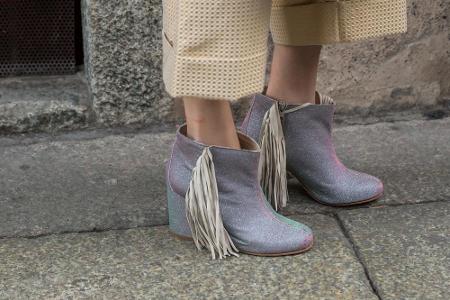 Der Fransen-Trend findet sich auch an den Füßen wieder und verleiht jedem Paar Schuhe ein Pocahontas-Flair.