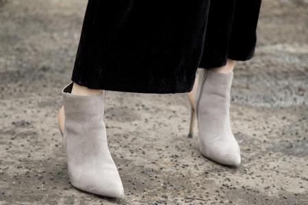 Noch ein Trend, der es von der Kleidung zu den Schuhen geschafft hat: Cut-Outs zieren im Frühjahr Stiefel und Stiefeletten. ...