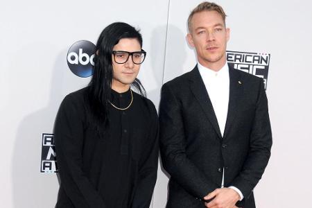 Unterstützung bekommt er dabei von den DJs Skrillex und Diplo (r.) - die drei stehen bei den Grammys zum ersten Mal gemeinsa...