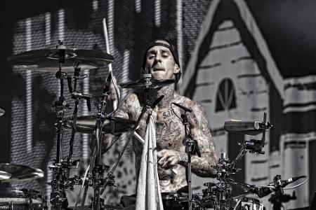 ... denn er bekommt Verstärkung von Blink-182-Schlagzeuger Travis Barker...