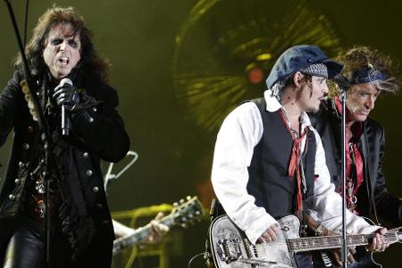 Alice Cooper, Johnny Depp und Joe Perry bilden die Band The Hollywood Vampires: Mit ihrem Auftritt wollen sie Lemmy Kilmiste...