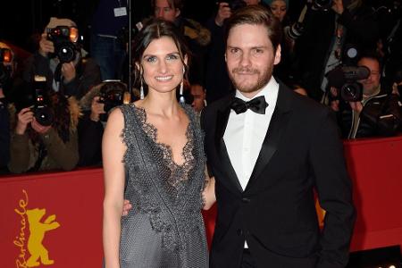Sehr elegant kamen auch Daniel Brühl und seine Freundin Felicitas Rombold zur Berlinale-Eröffnung.