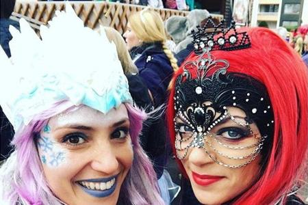 GZSZ-Girls on tour: Nadine Menz und Anne Menden beim Kölner Rosenmontagsumzug. Doch die beiden waren nicht die einzigen, die...