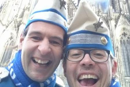 Sternekoch Mario Kotaska feiert den Kölner Karneval mit den Blauen Funken. Bevor es jedoch auf den Wagen ging, knipste er ei...