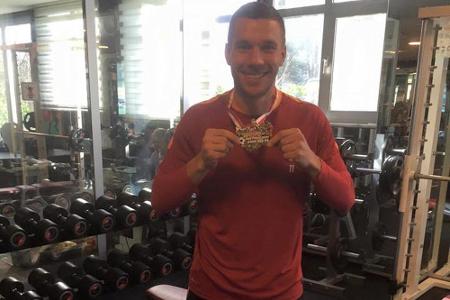 Der ehemalige FC Köln Kicker Lukas Podolski wäre als bekennender Karnevalsfan gern beim Rosenmontagsumzug dabei gewesen. Sta...