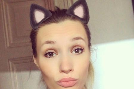 Bachelorette Anna Hofbauer ließ es ruhiger angehen. Sie setzte sich lediglich ein Paar Katzenohren auf und verriert auf Face...