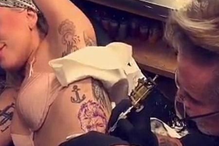 Viele Stars stehen auf die ewige Körperbemalung, darunter auch Sängerin Lady Gaga (29). Sie ist nur eine von vielen Promis, ...