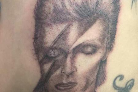 Lady Gagas neuestes Kunstwerk ist ein Bild von David Bowie. Um die im Januar verstorbene Musik-Legende zu ehren, ließ sich d...