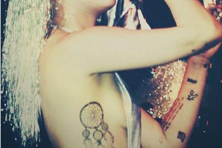 Besonders stolz ist Miley Cyrus (23) auf ihr Traumfänger-Tattoo, das ihren Oberkörper ziert und vor schlechten Träumen schüt...