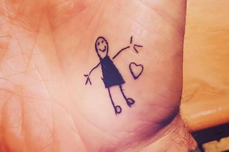 So süß: Tattoo-Liebhaber David Beckham (40) trägt als eines seiner vielen Kunstwerke eine originale Zeichnung seiner kleinen...