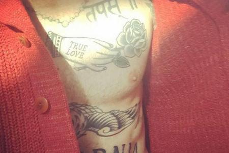 Sänger Adam Levine (36) gehört ebenfalls zu den Promis, die gleich mehrere Tattoos haben. Seine neuesten Kunstwerke zeigte e...