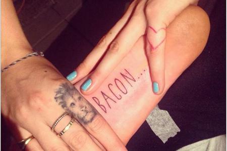 Mit dem Löwenkopf fing alles an: Er war Cara Delevingnes (23) erstes Tattoo von vielen. Seit Mai 2014 lag sie 14 Mal unter d...