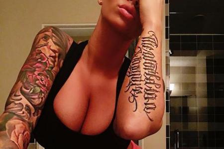 Mit ihren Tattoo-verzierten Kurven hat sie schon so manchen Mann um den Finger gewickelt: Amber Rose (32) zeigt ihre Tattoos...
