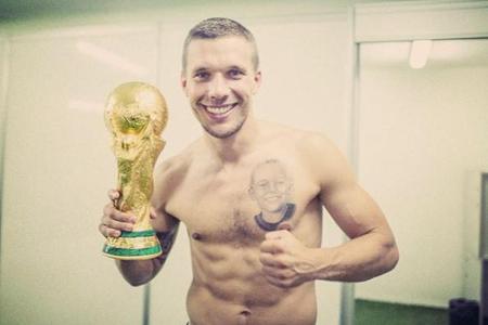 Vater-Liebe: Fußball-Star Lukas Podolski (30) trägt seinen Sohn nicht nur im Herzen, sondern auch auf seiner Haut. Das Gesic...