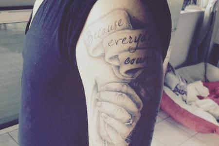 Ex-Dschungelkönig Joey Heindle (22) präsentierte seinen Fans letztes Jahr stolz sein erstes Tattoo - samt Rechtschreibfehler...