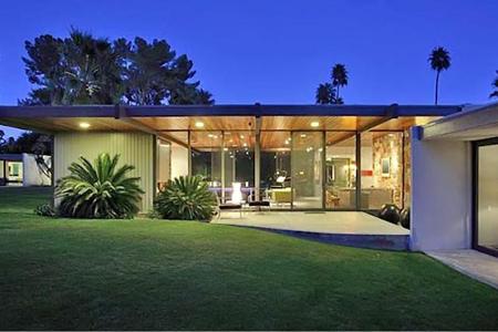 Wohnen wie die Stars? Mit einem prall gefüllten Konto kein Problem. Für dieses schicke Haus in Palm Springs ließ Leonardo Di...